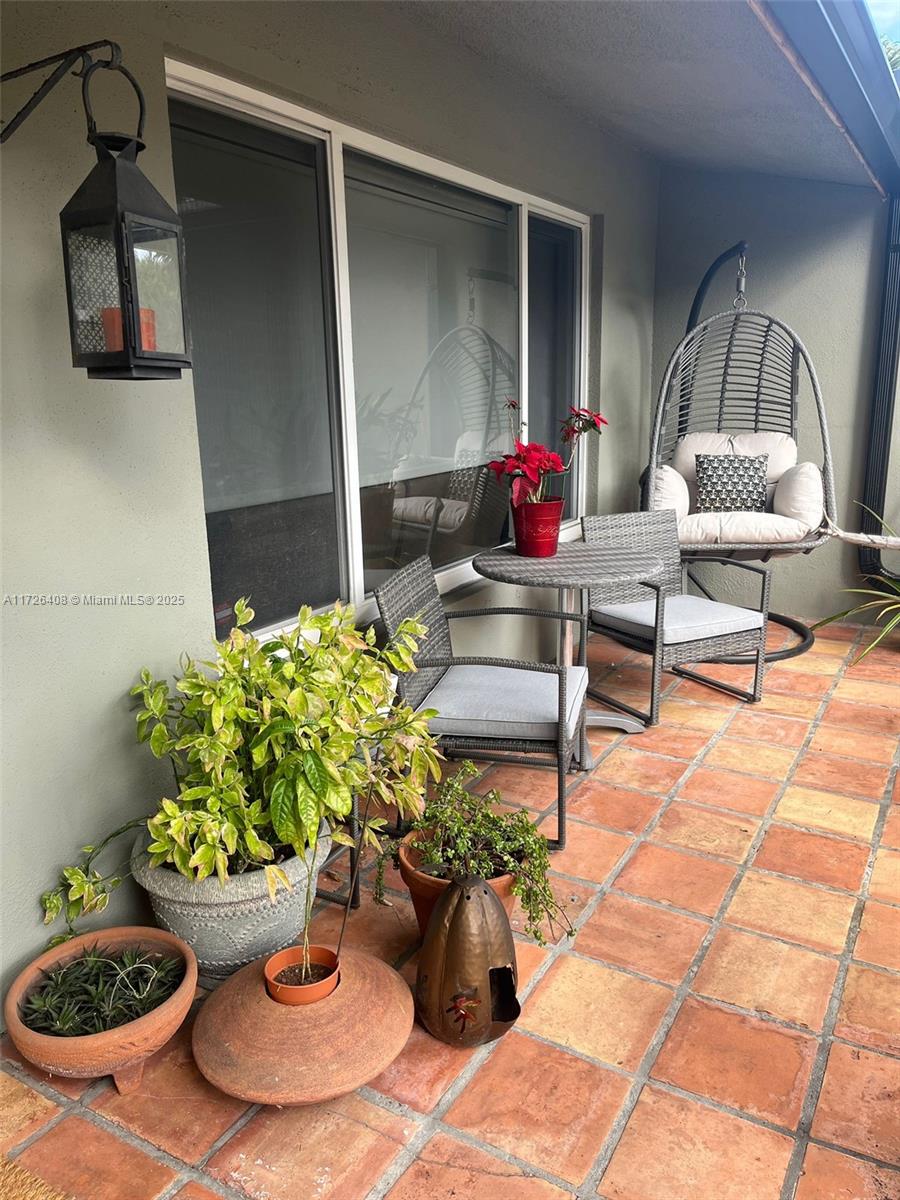 HOLLYWOOD HILLS - Residential