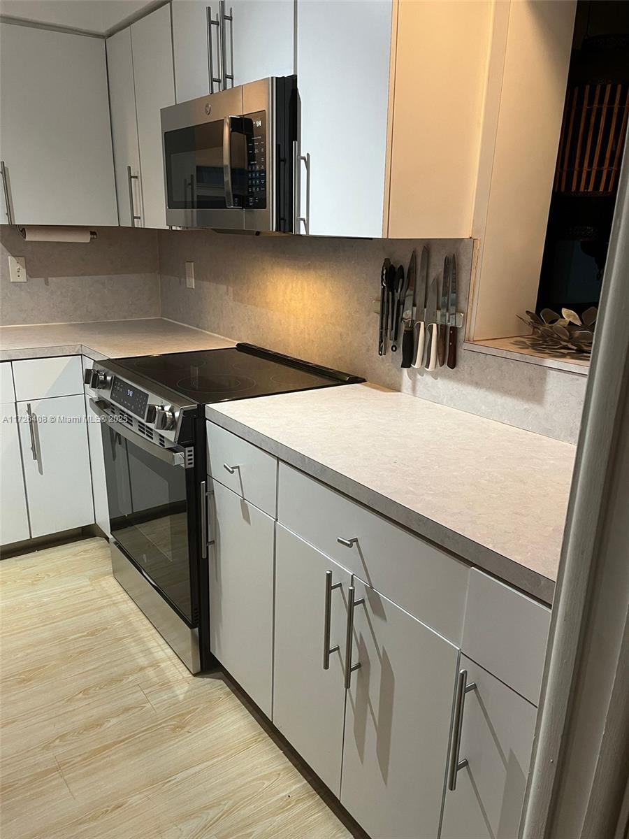 HOLLYWOOD HILLS - Residential