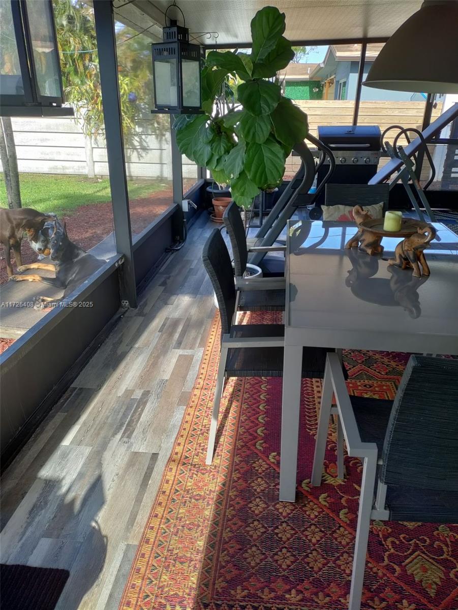 HOLLYWOOD HILLS - Residential