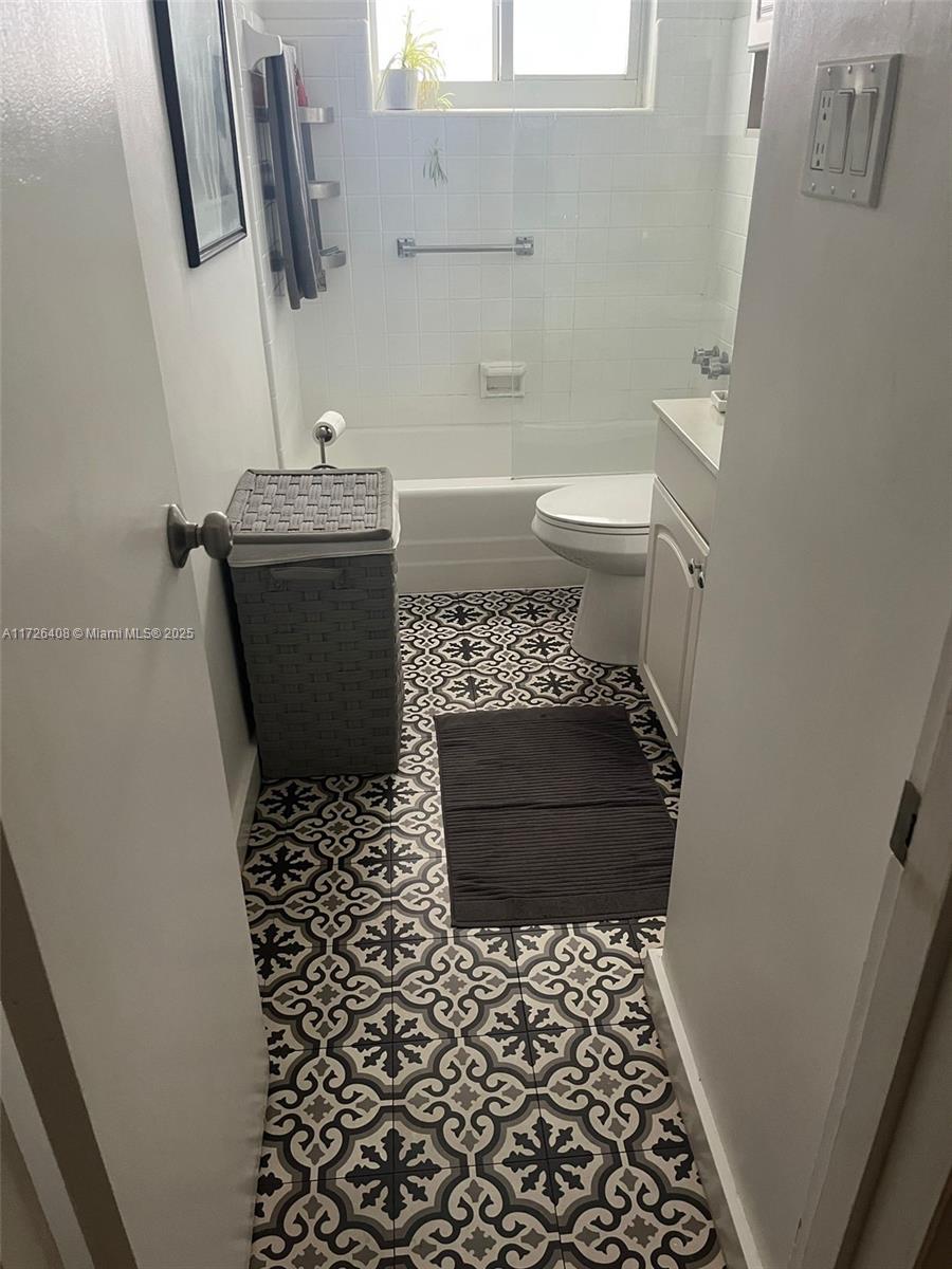 HOLLYWOOD HILLS - Residential