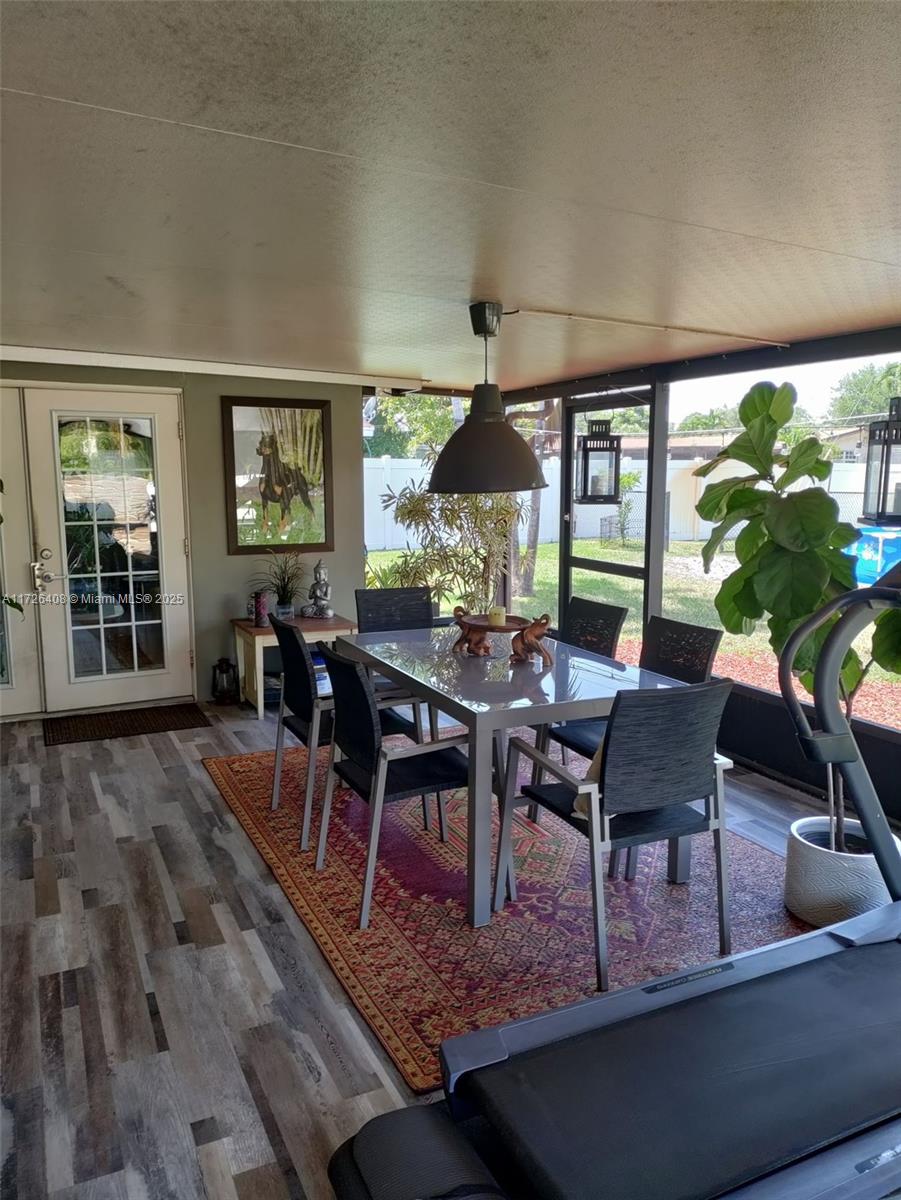 HOLLYWOOD HILLS - Residential