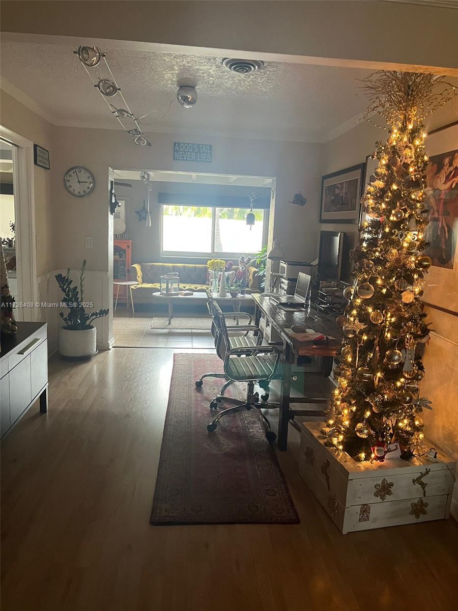 HOLLYWOOD HILLS - Residential