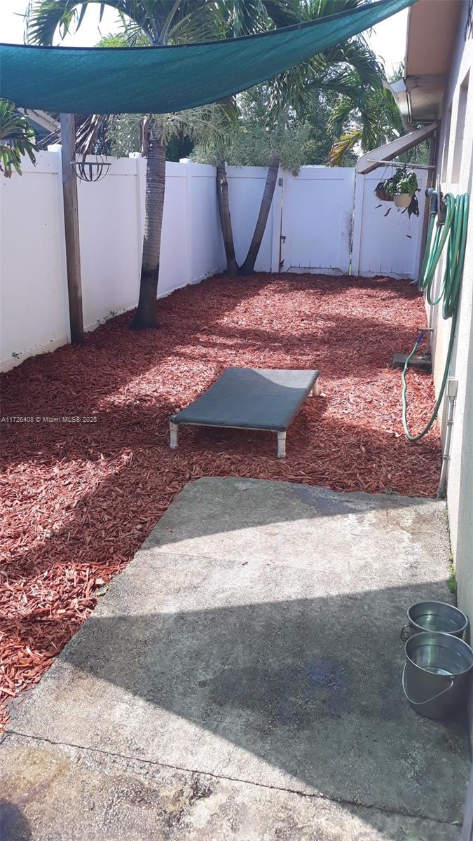 HOLLYWOOD HILLS - Residential