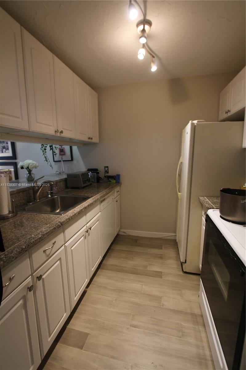 CENTRE HILL COURTS CONDO - Residential