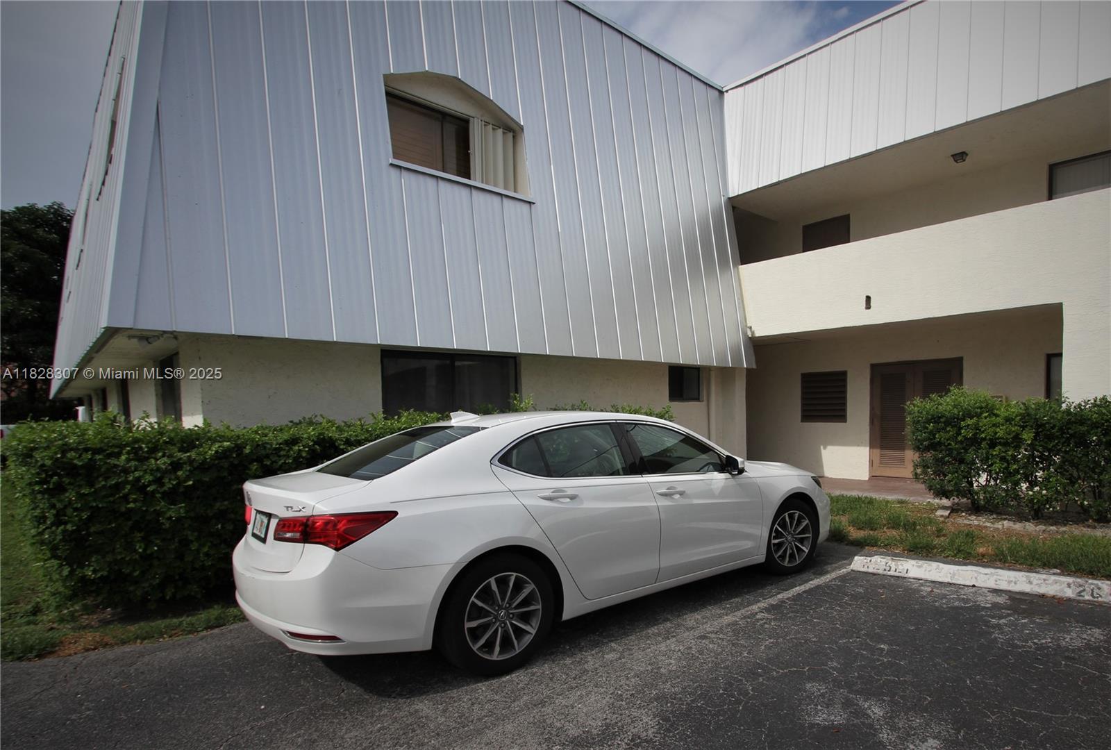 CENTRE HILL COURTS CONDO - Residential