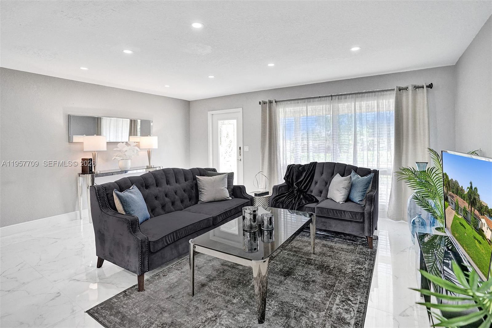 LOIS LANE - Residential