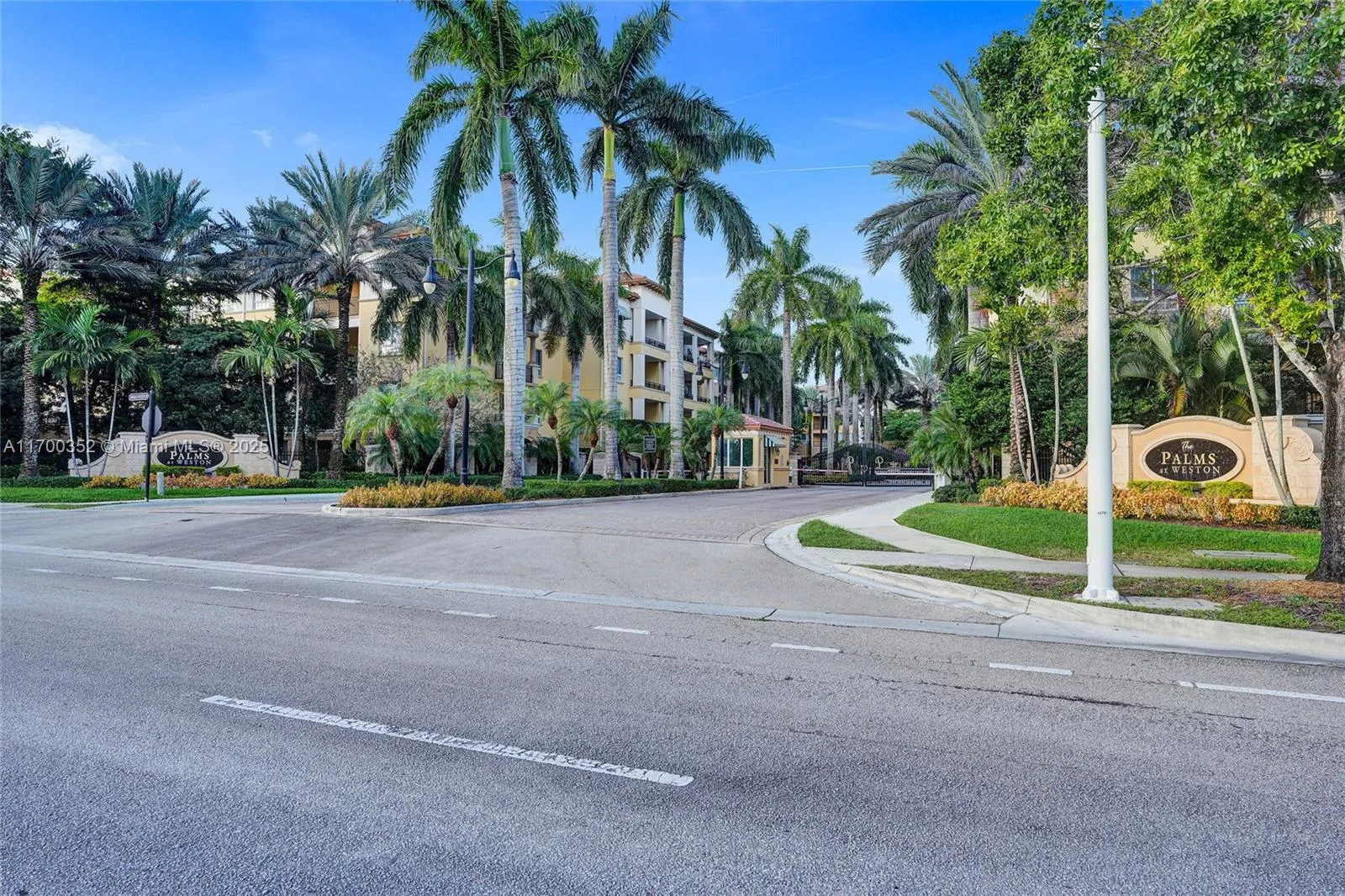 Weston, Florida 33331, United States, 2 Bedrooms Bedrooms, ,3 BathroomsBathrooms,Residential,Pending,30011