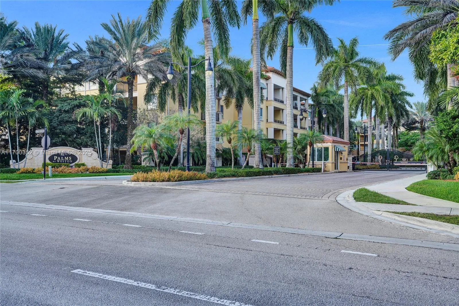 Weston, Florida 33331, United States, 2 Bedrooms Bedrooms, ,3 BathroomsBathrooms,Residential,Pending,30011