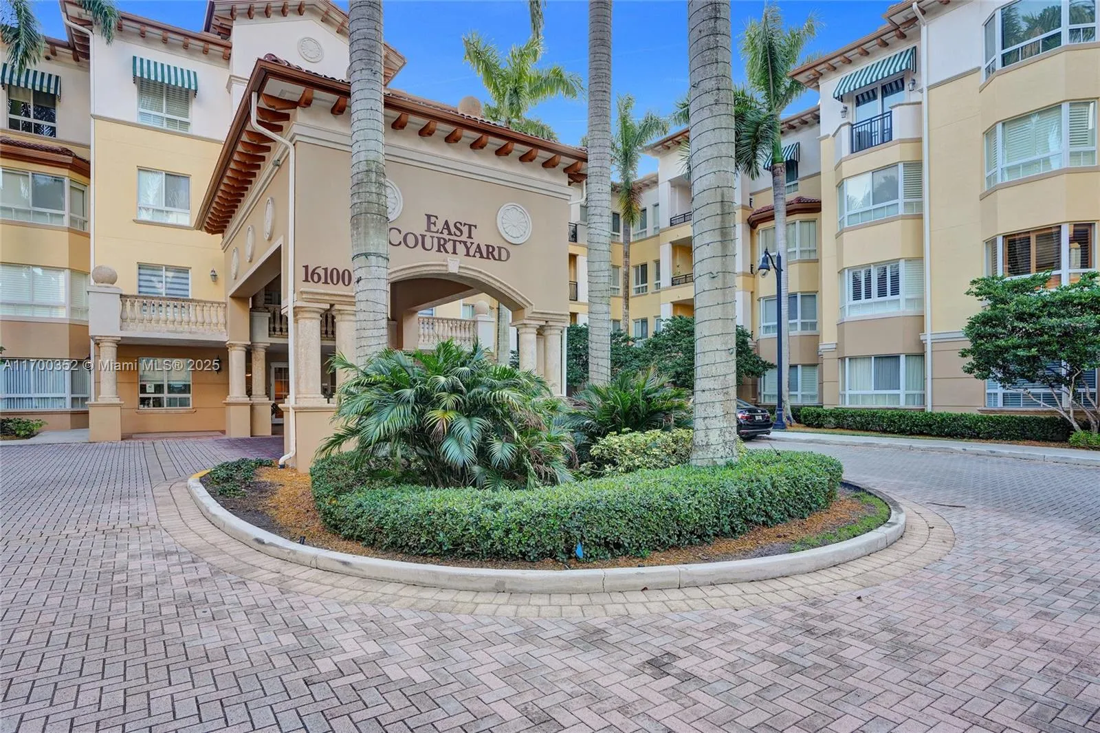 Weston, Florida 33331, United States, 2 Bedrooms Bedrooms, ,3 BathroomsBathrooms,Residential,Pending,30011