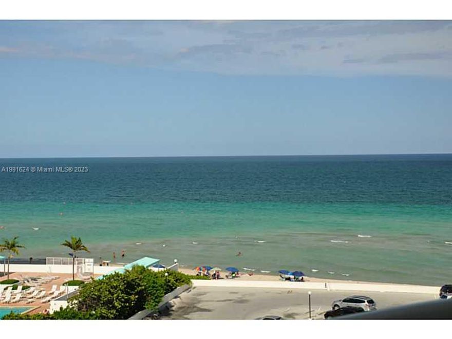 GREAT LOCATION !!  OCEAN VIEW. CLOSE TO GULFSTREAM AND EVERYTHING No Smoking Apart.