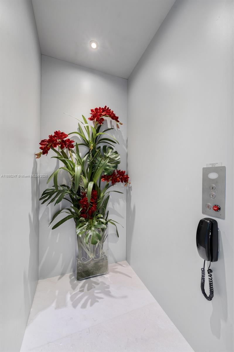 18555 COLLINS AVENUE COND - Residential