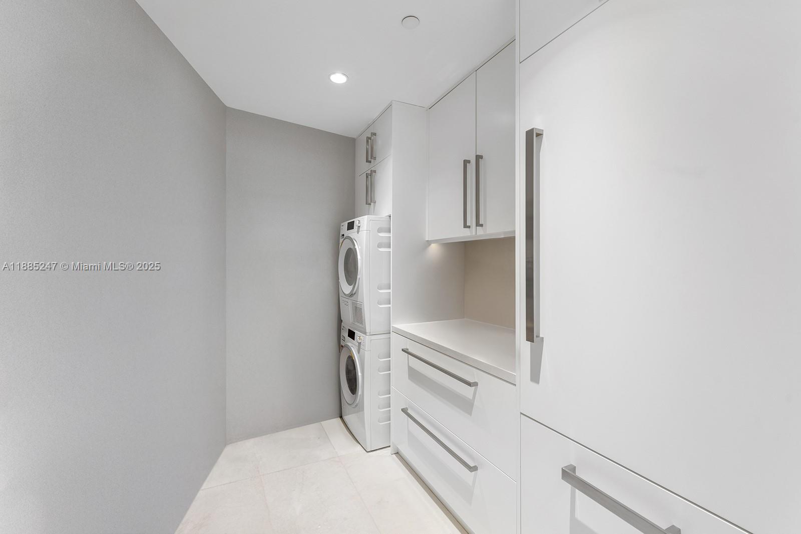 18555 COLLINS AVENUE COND - Residential