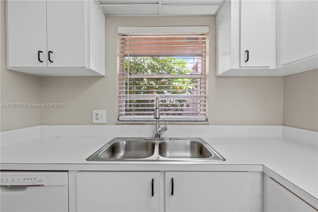 9470 Live Oak Pl 304