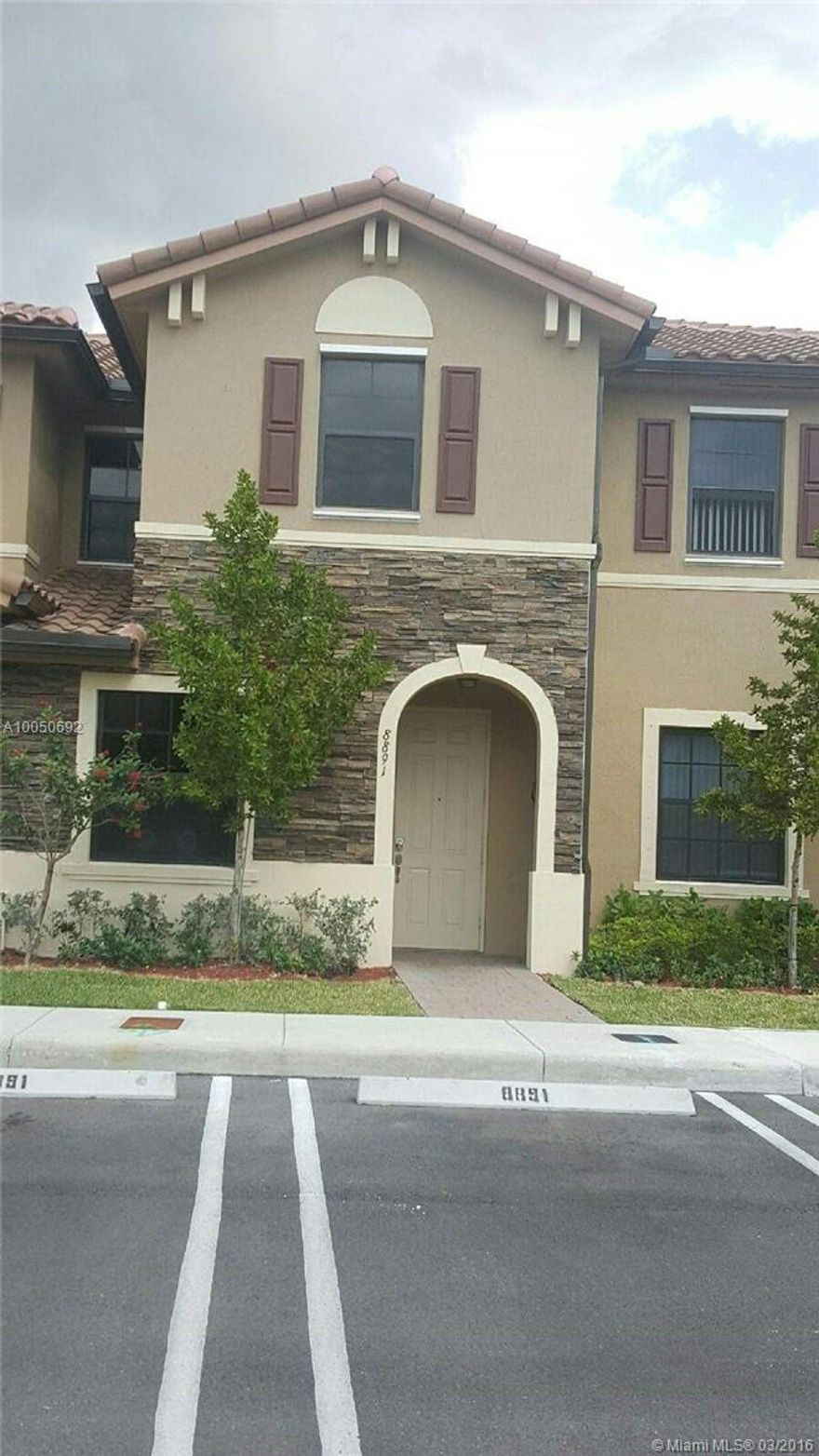 BEAUTIFUL TOWNHOUSE LIKE NEW, 3 BED, 2.5 BATH LOCATED IN ARAGON NEAR TO I-75. INCLUDES STAINLESS STEEL APPLIANCES, STOVE, MICROWAVE, FRIDGE, WASHER & DRYER, GRANITE COUNTER TOPS, EXCELLENT AMMENITIES. SPECTACULAR CLUBHOUSE.