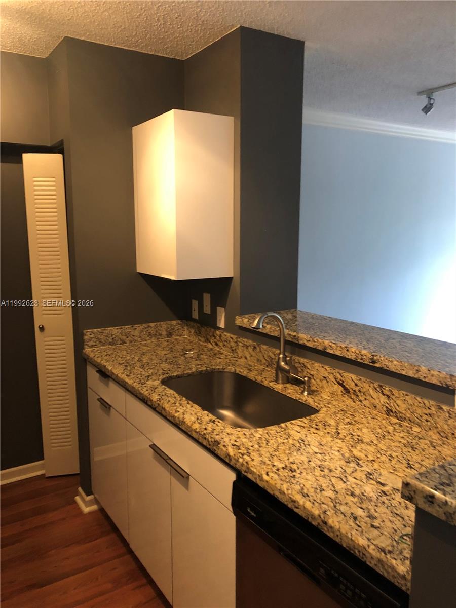 1900 Van Buren St 411B