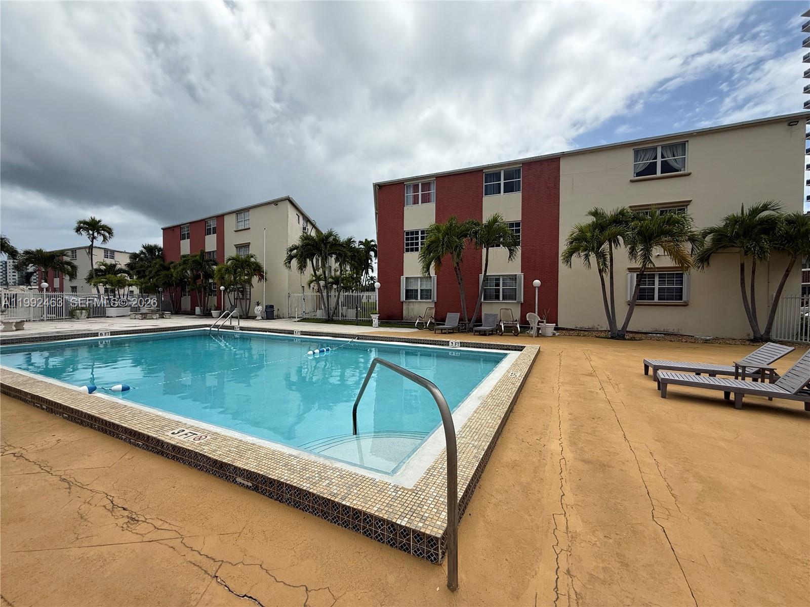 NO BAY WHITE HOUSE NO 3 C - Residential