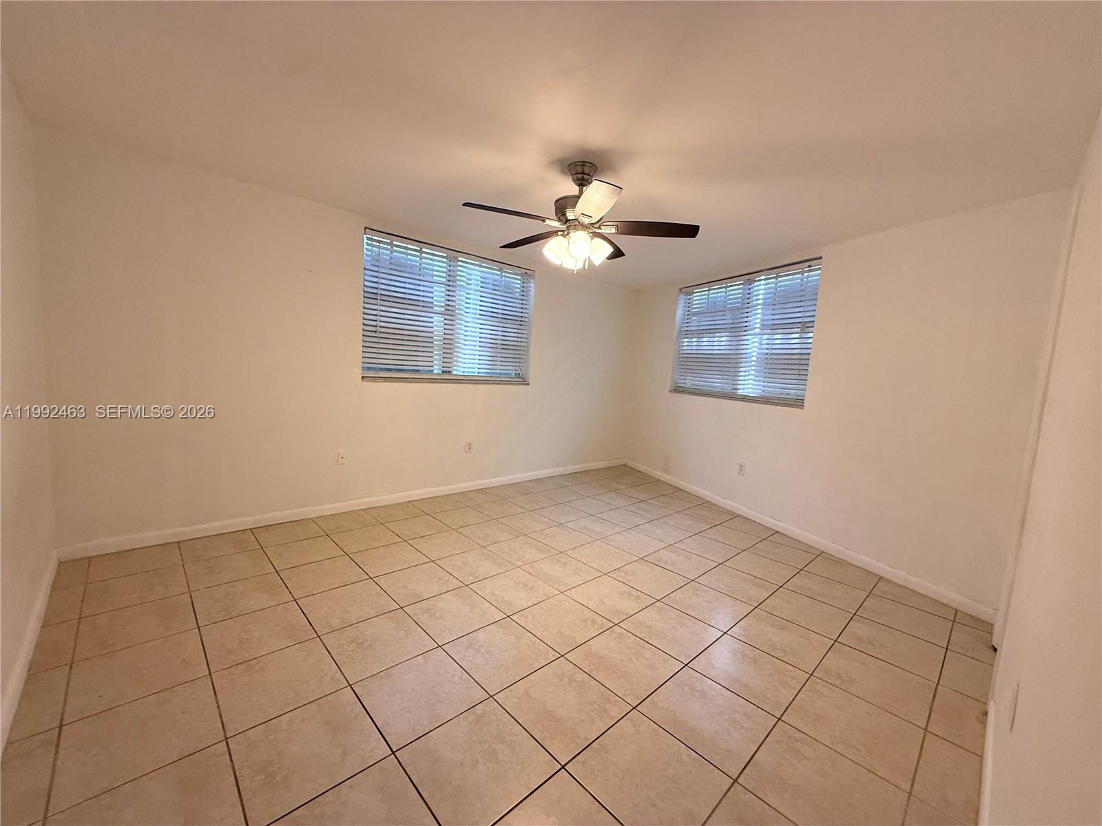 NO BAY WHITE HOUSE NO 3 C - Residential