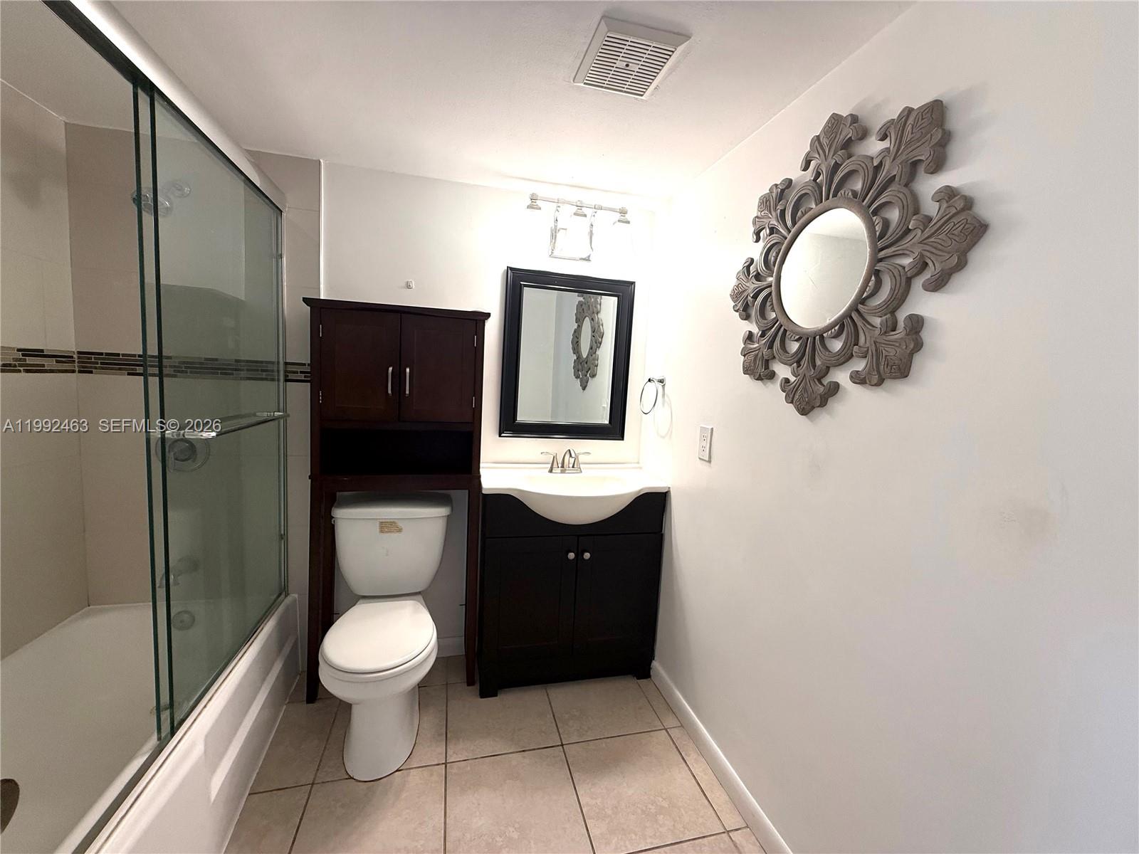 NO BAY WHITE HOUSE NO 3 C - Residential