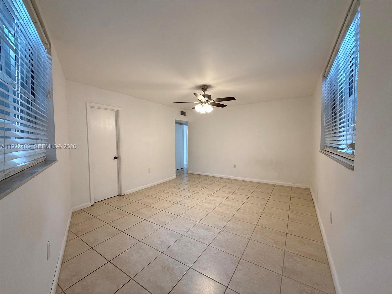 NO BAY WHITE HOUSE NO 3 C - Residential