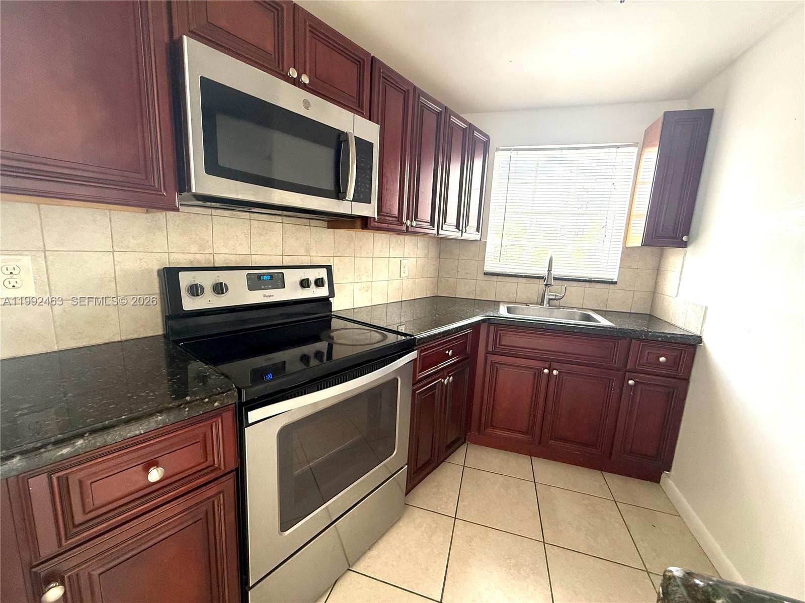 NO BAY WHITE HOUSE NO 3 C - Residential