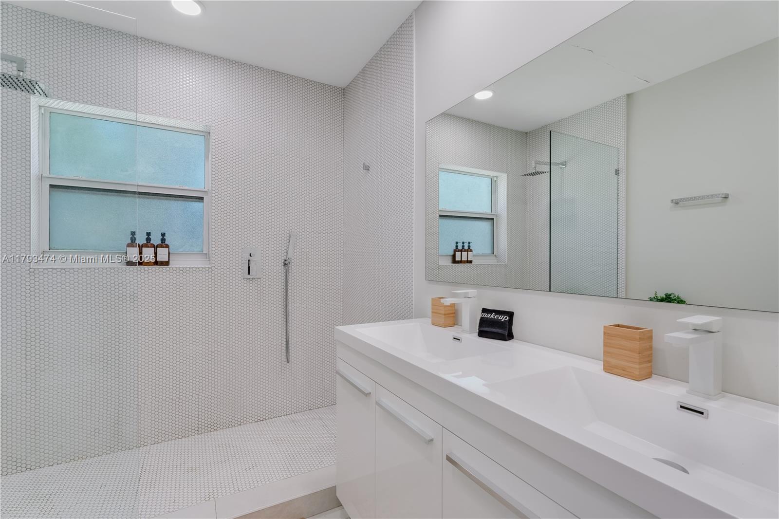 HOLLYWOOD LAKES SECTION - Residential Lease