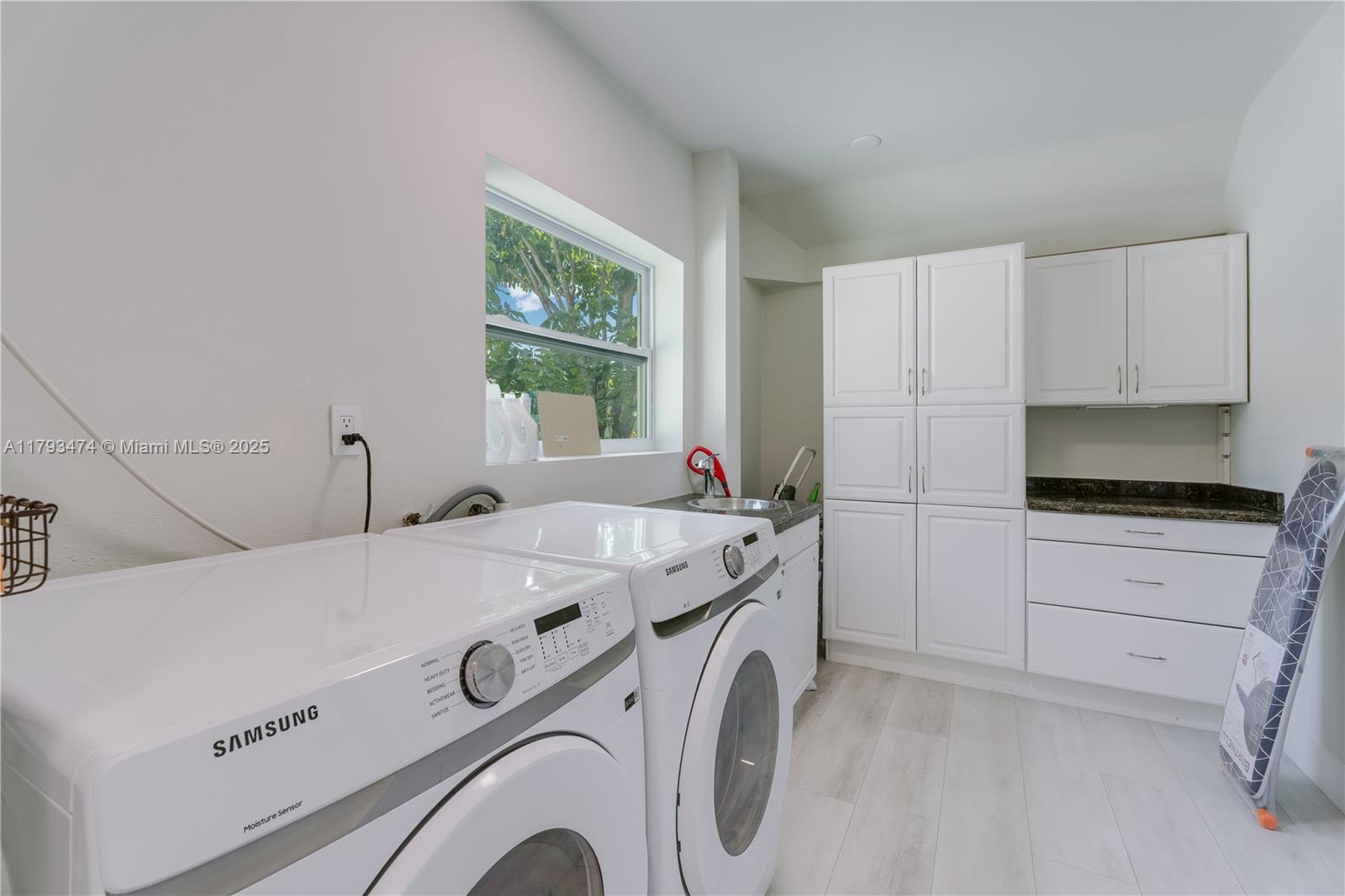 HOLLYWOOD LAKES SECTION - Residential Lease