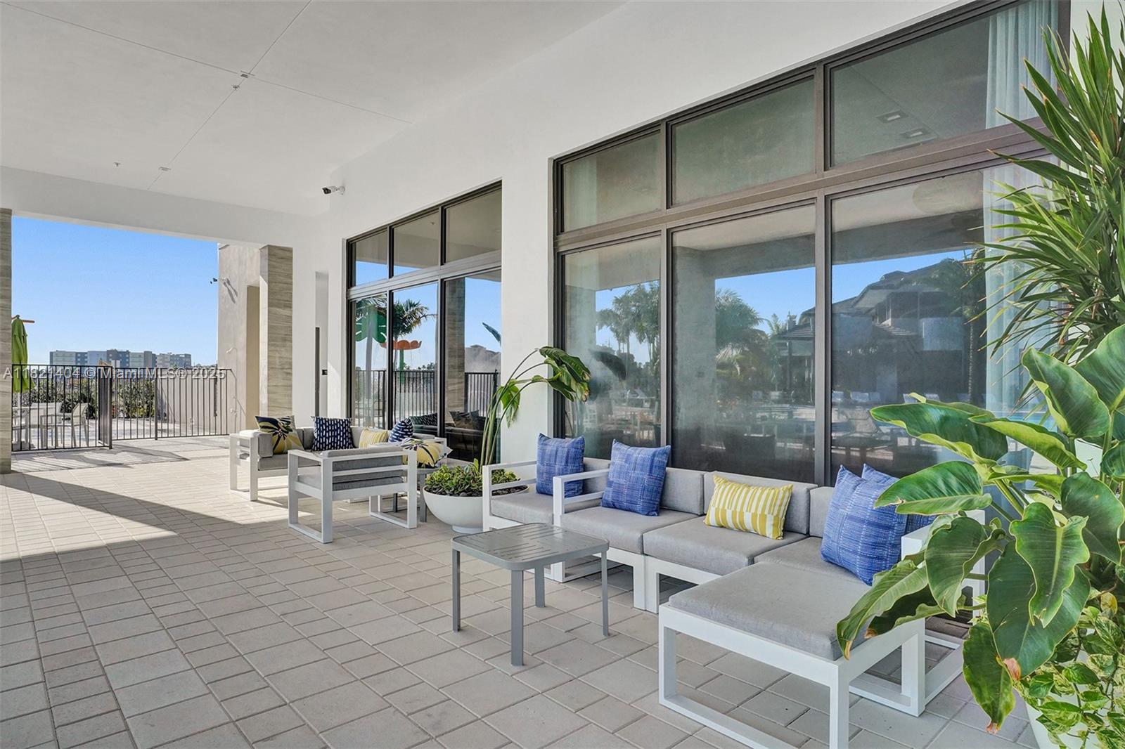DOWNTOWN DORAL SOUTH PHAS - Residential