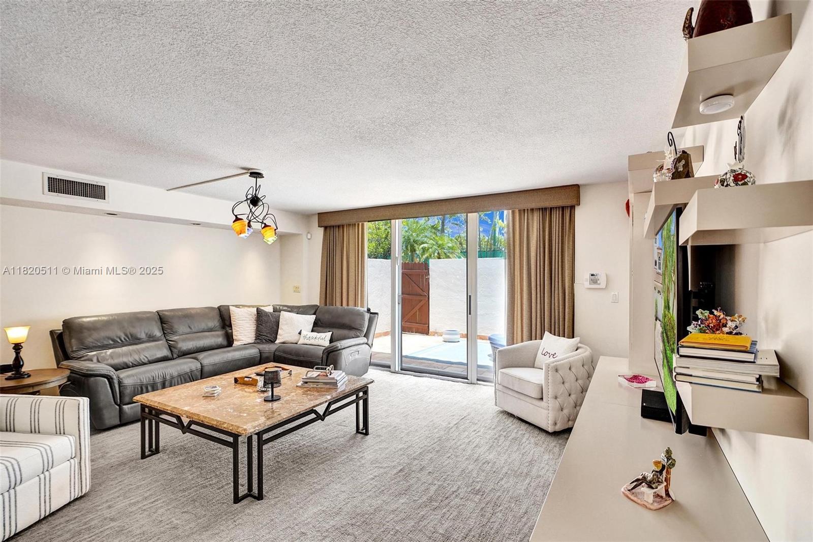 GOLDEN POINTE - Residential