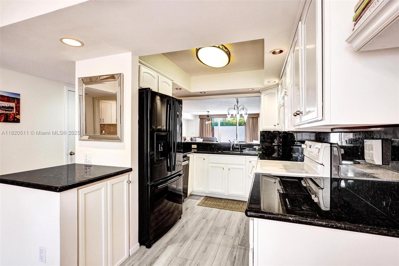 GOLDEN POINTE - Residential