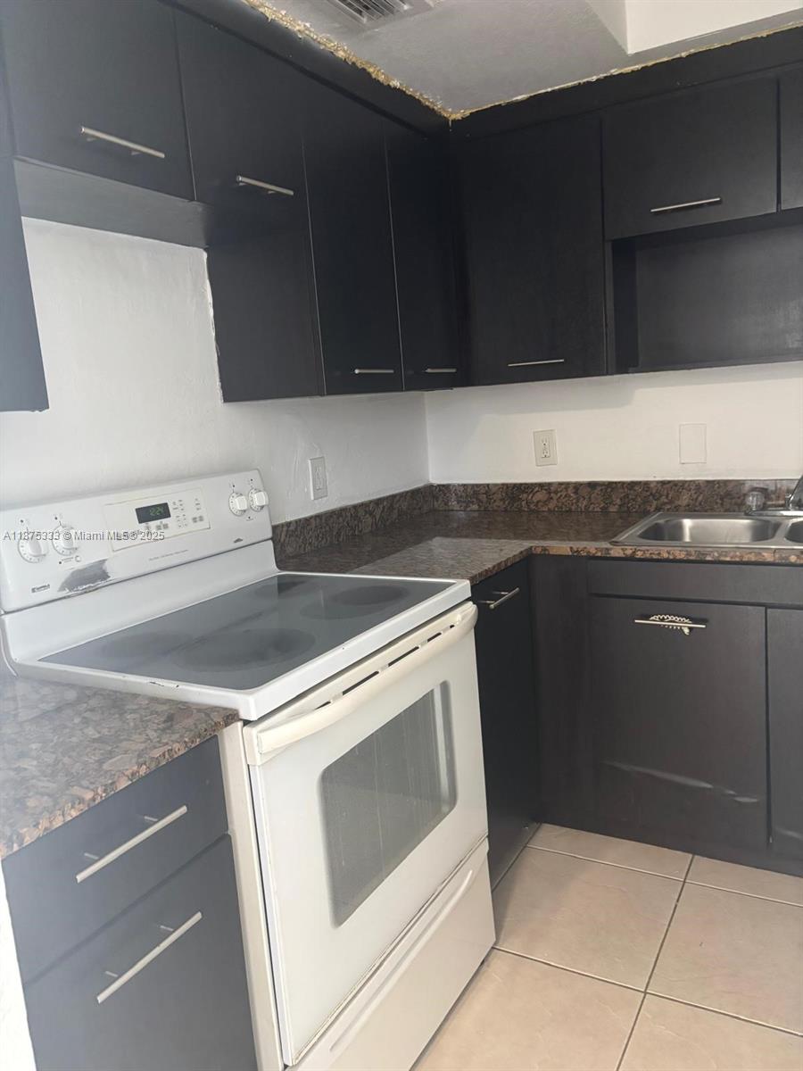 Well-maintained rental at a very competitive price. Recently painted and featuring a modern kitchen. Great option for those seeking affordability and value.