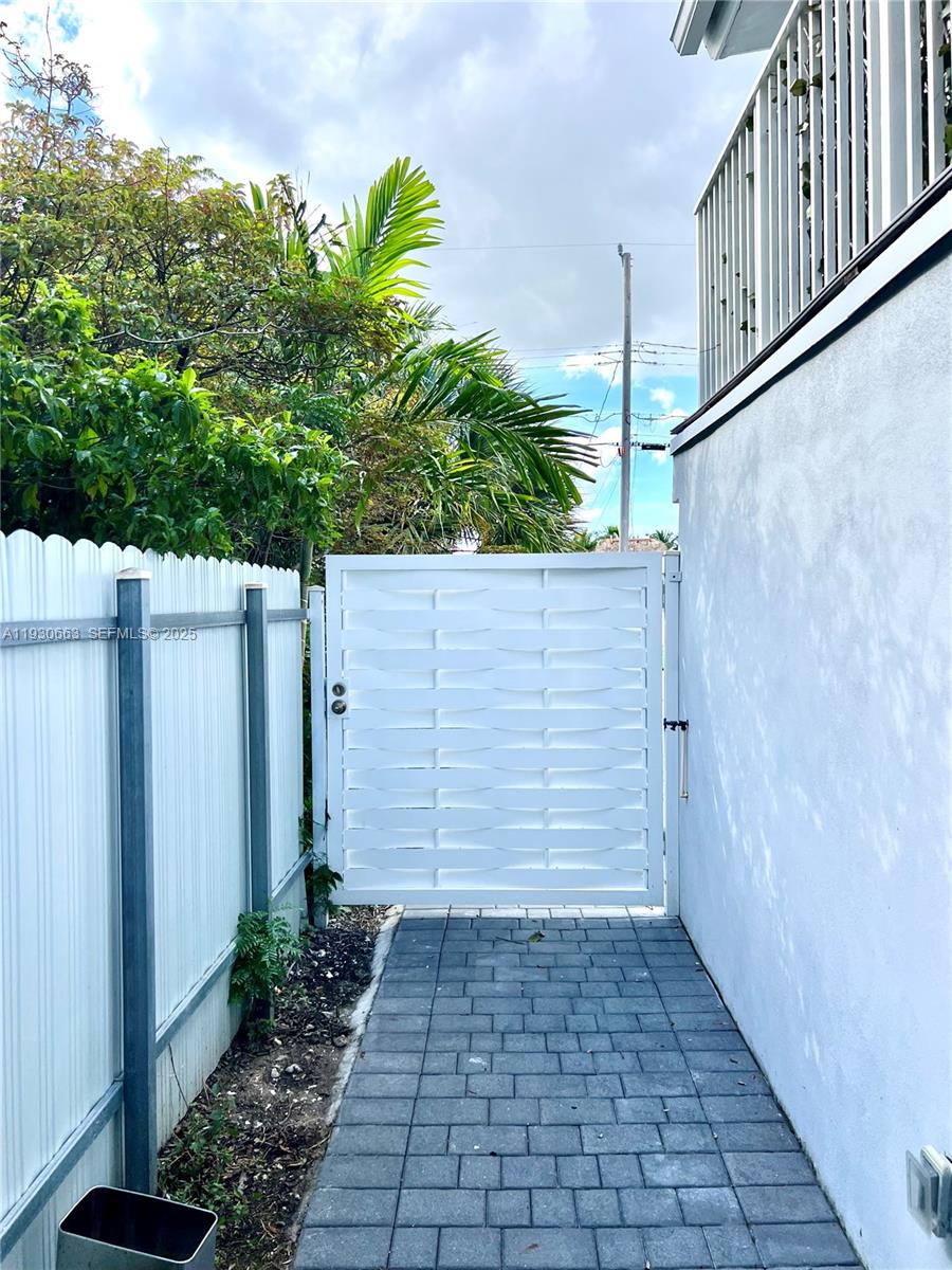 LAUDERDALE ISLES NO 2 - Residential Lease