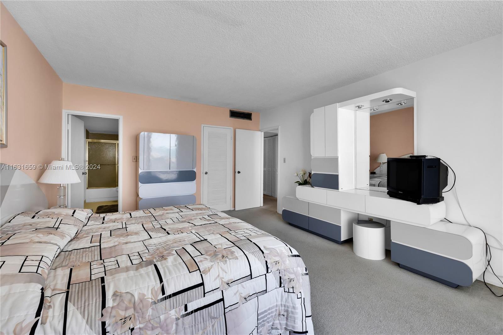 THE CARRIAGE HOUSE CONDO - Residential