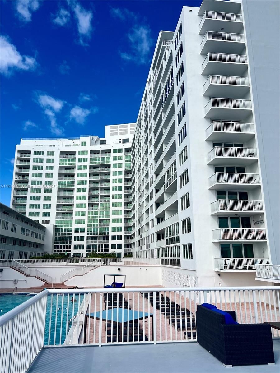 THE CARRIAGE HOUSE CONDO - Residential