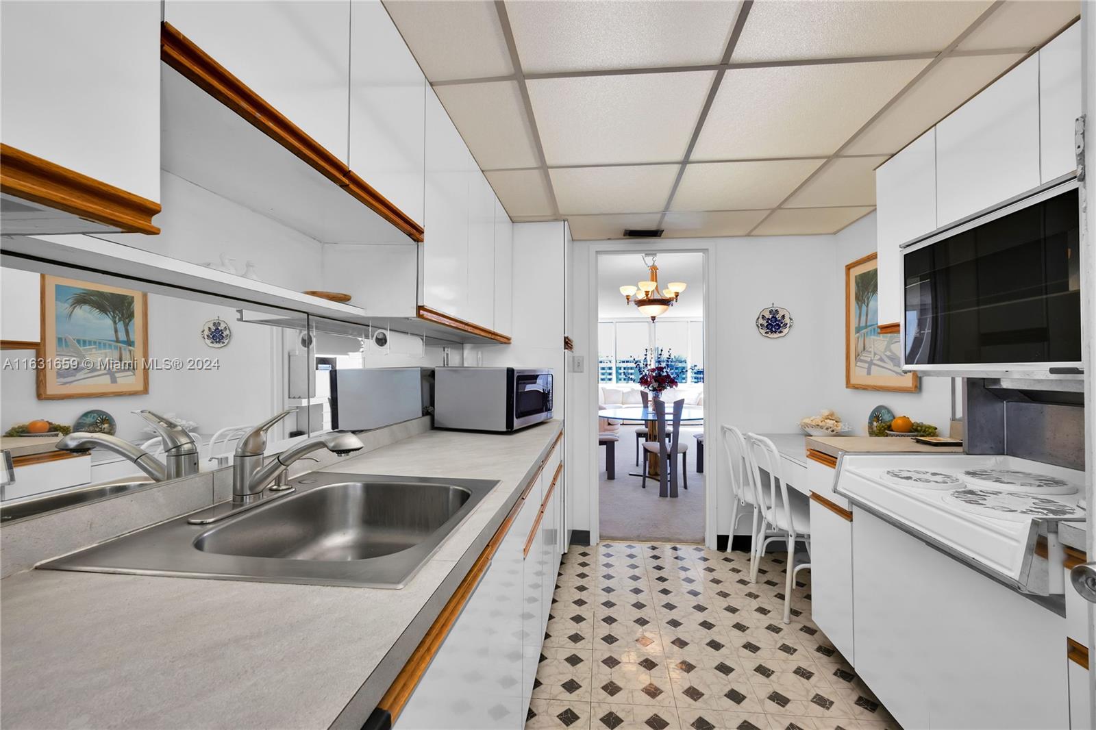 THE CARRIAGE HOUSE CONDO - Residential
