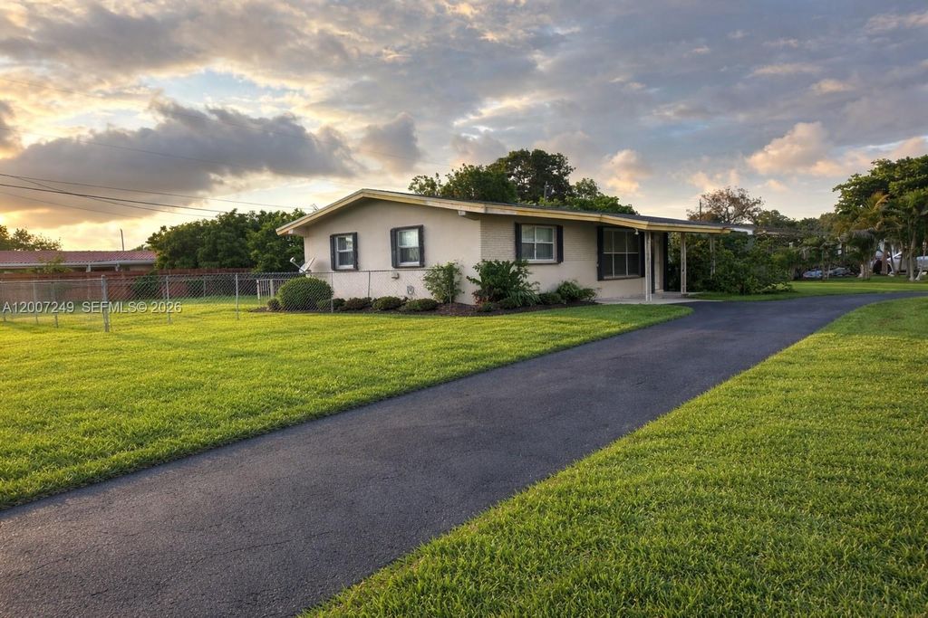 Photo of 2724 Acapulco Dr, Miramar, FL 33023 (MLS # A12007249)