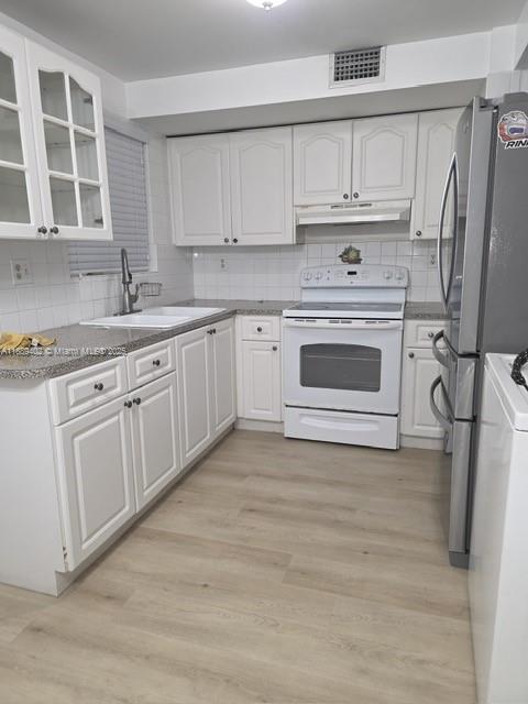 2/2 in Hialeah! 2 stories. Brand new grey vinyl water proof flooring. Nice kitchen with nice private porch are for entertaining. Low HOA at 300/mo. Has washer/dryher in unit. No strict rental or approval policies! Schedule a showing today!