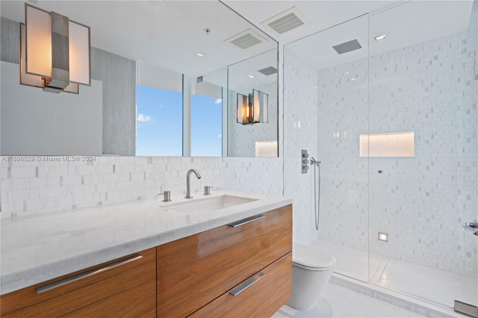 CONTINUUM ON SOUTH BEACH - Residential