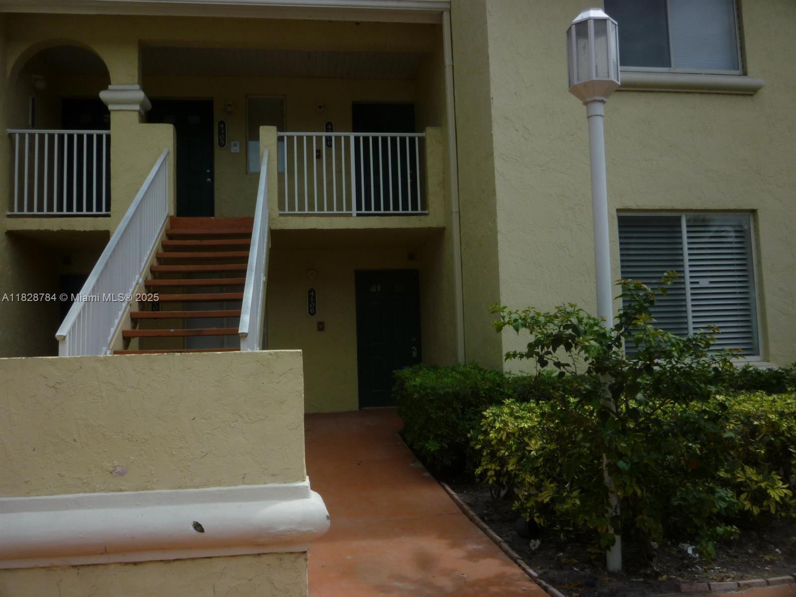 LOVELY 1/1 IN THE CENTER OF WEST PALM BEACH. STAINLESS STEEL APPLIANCES, GRANITE KITCHEN COUNTER TOPS & WOOD CABINETS. GREAT GATED COMMUNITY W/ TONS OF AMENITIES:(POOL, GYM, TENNIS, VOLLEYBALL, ETC). CURRENTLY LEASED $1650.00 UNTIL 10/31/2025.