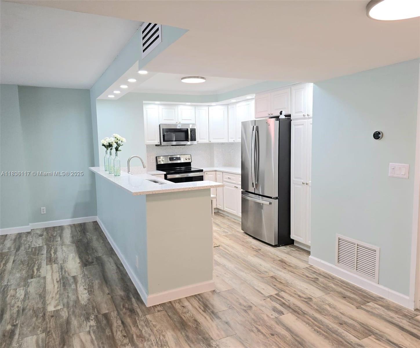 1147 Hillsboro Mile 605