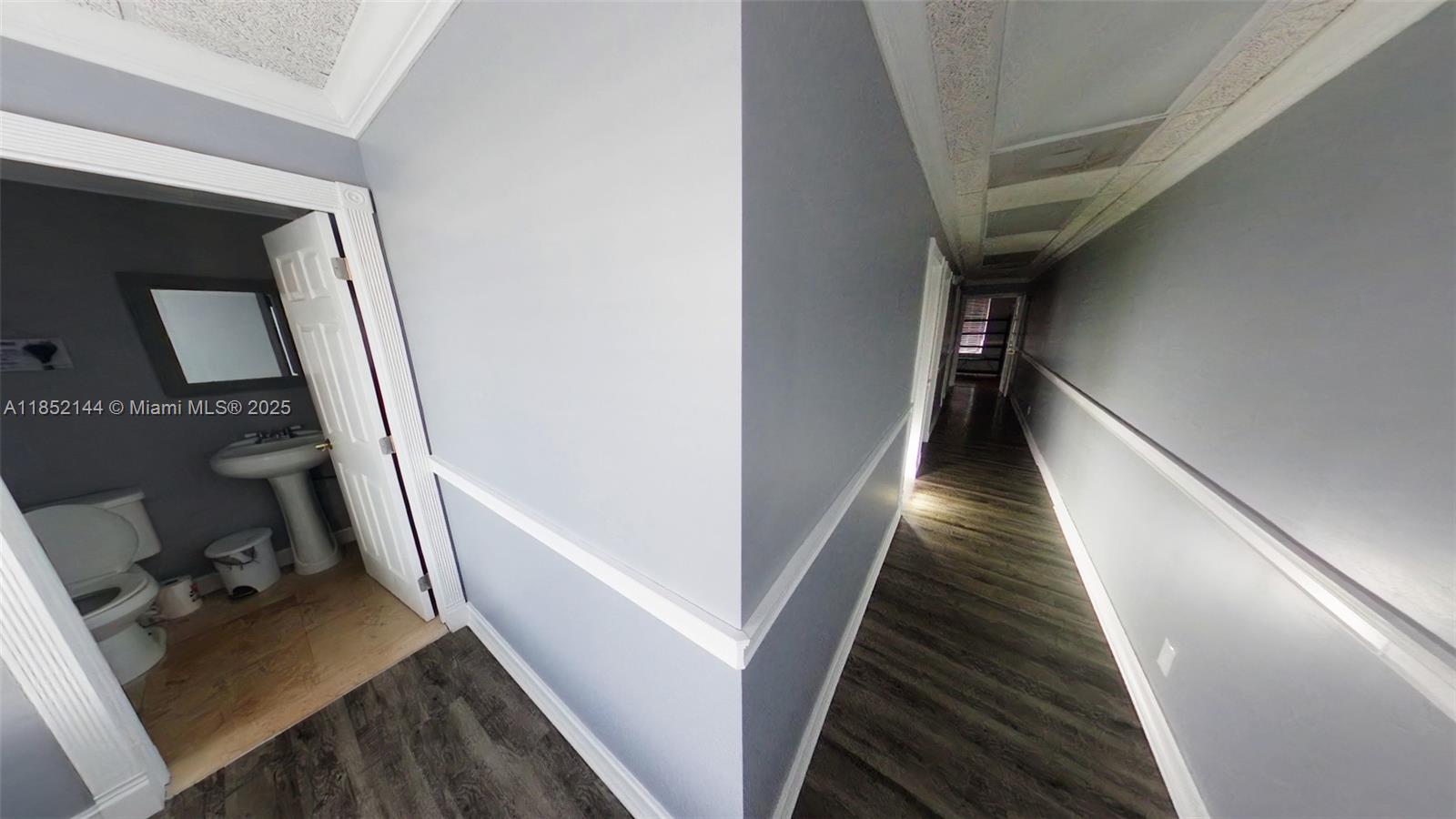 Small office space with plenty of parking. Great tenant mix.