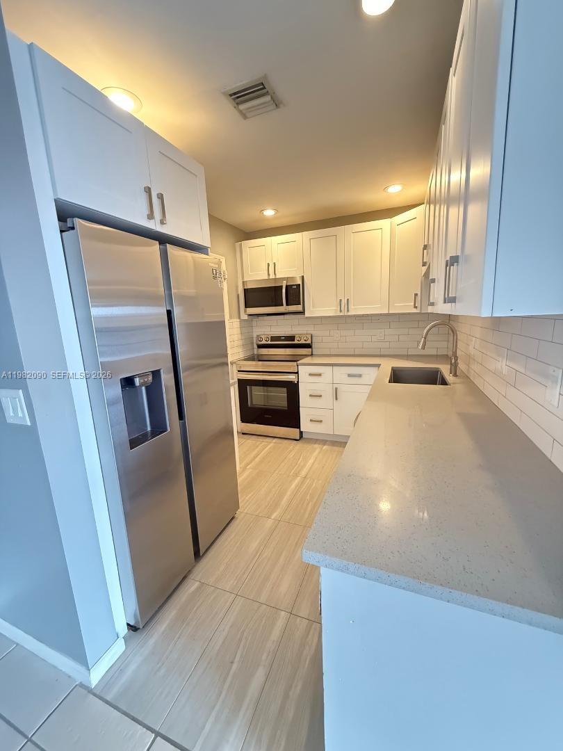 IMPERIAL POINT COLONNADES - Residential Lease