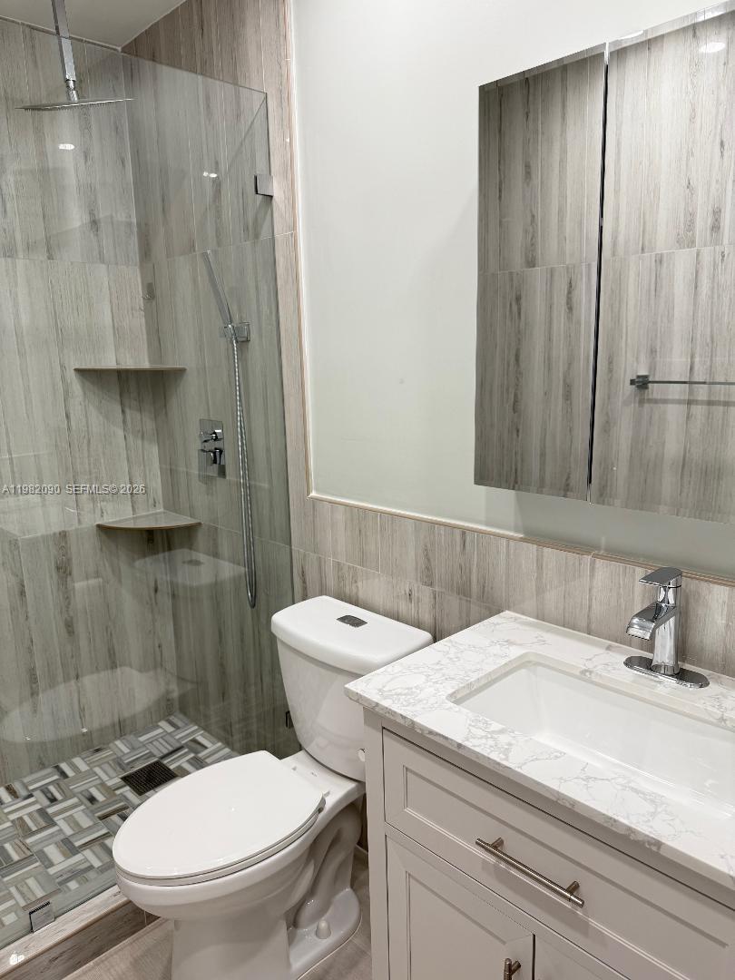 IMPERIAL POINT COLONNADES - Residential Lease