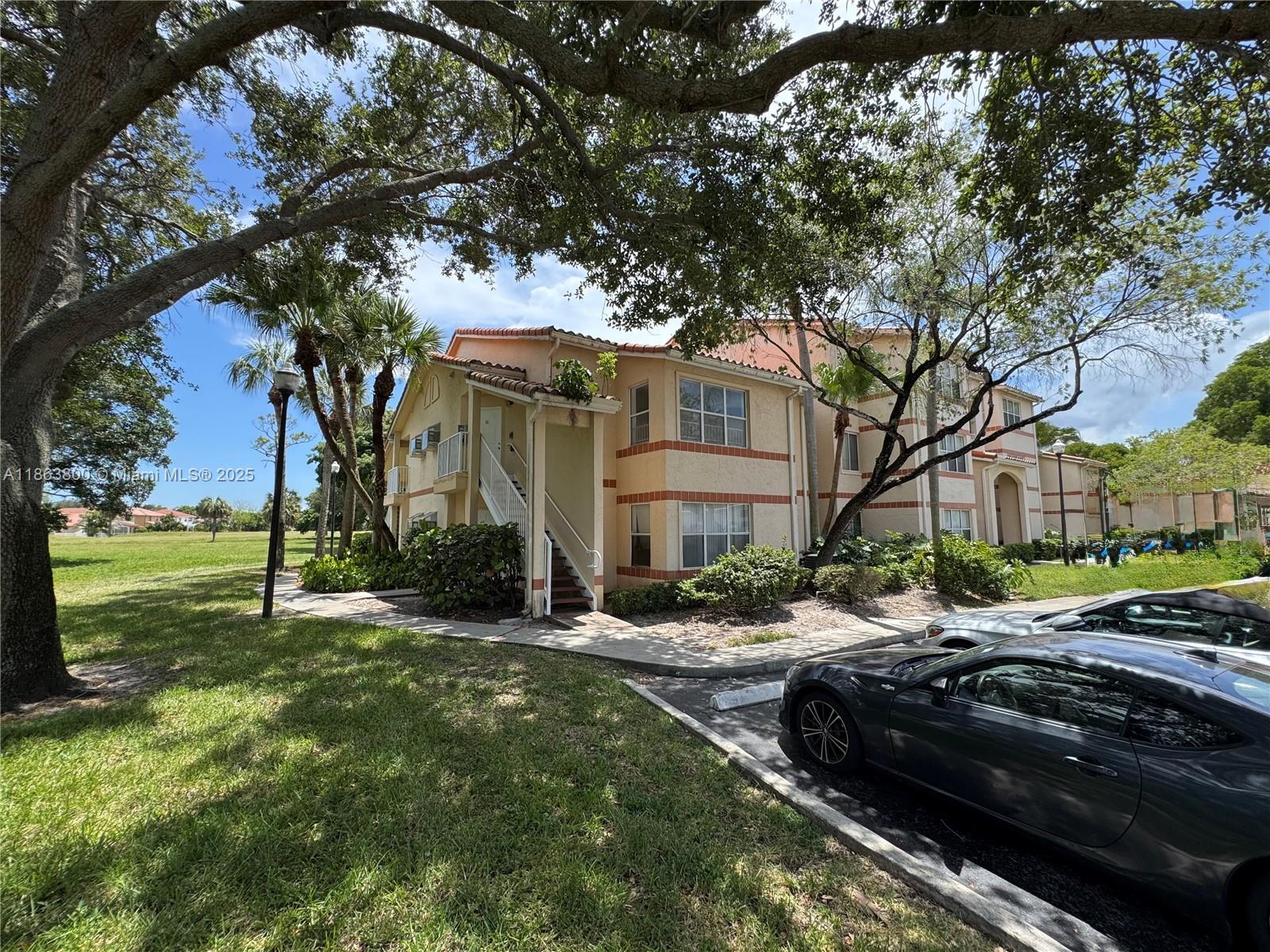BEAUTIFUL UPDATED 2/2 CORNER UNIT 2ND FLOOR GOLF VIEW. FRESHLY PAINTED W/ABOUNDANT NATURAL LIGHT. VAULTED CEILINGS & PORCELAING FLOORS THROUGHTOUT. SPEACIOUS LAYOUT INCLUDES A MODERN KITCHEN W/ SS APPLIANCES, PLUS IN-UNIT WASHER & DRYER. BOTH BEDROOMS ARE GENEROUSLY SIZED, AND ENTIRE UNIT FEELS BRAND NEW. ENJOY RESORT-STYLE AMENITIES: 2 POOLS, CLUBHOUSE, GYM, TENNIS COURTS & MORE. LOCATED NEAR A-RATED SCHOOLS & CLOSE TO SHOPPING, DINNING & MAJOR HIGHWAYS. THIS ONE WON'T LAST! (NEW WINDOW BLINDS WILL BE INSTALL BEFORE MOVE IN)
WE PRESENT ALL OFFERS.