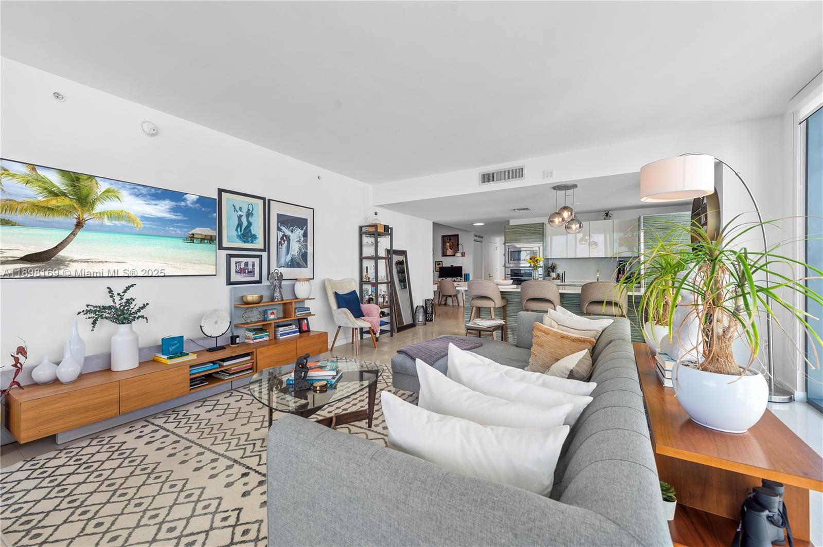 ICON BAY CONDO - Residential