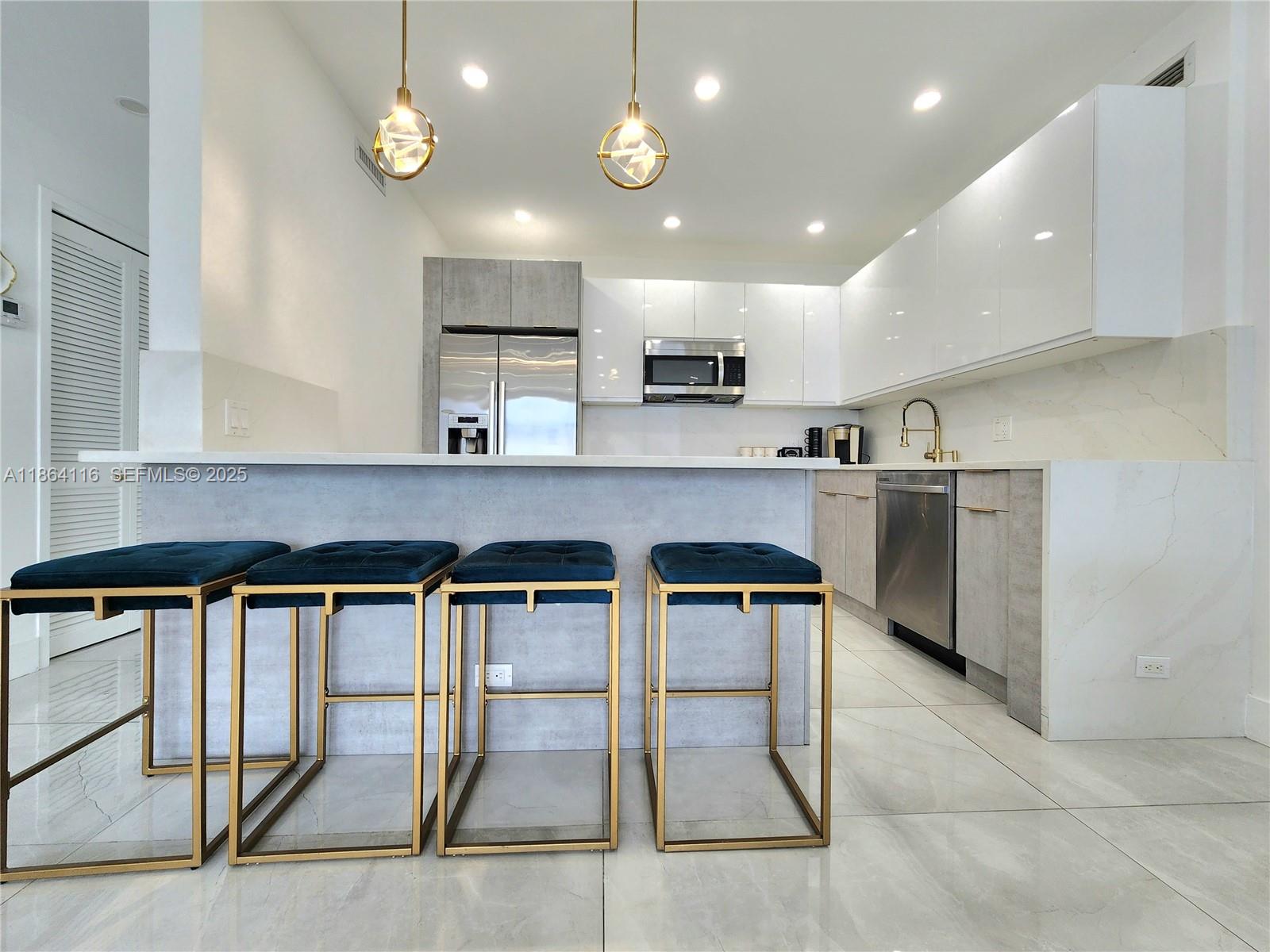 ALEXANDER TOWERS CONDO - Residential