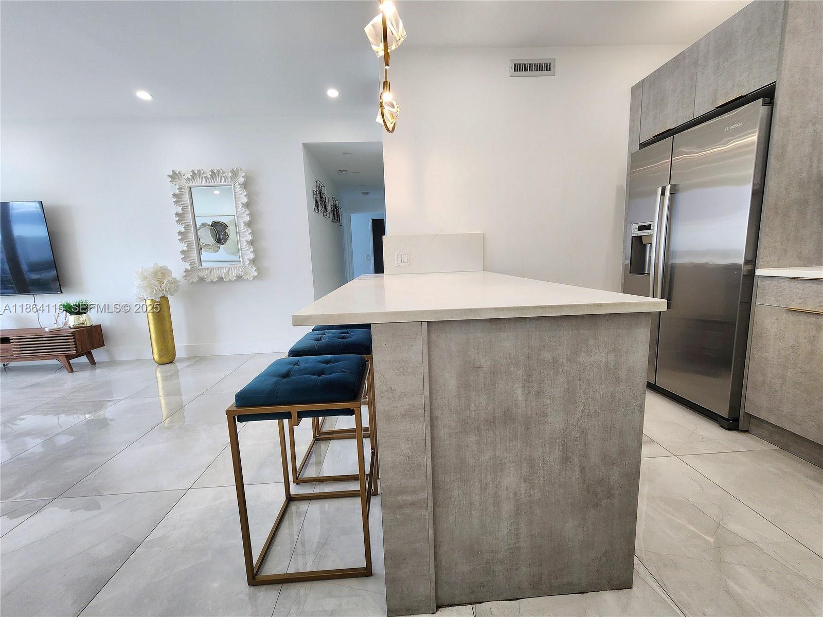 ALEXANDER TOWERS CONDO - Residential