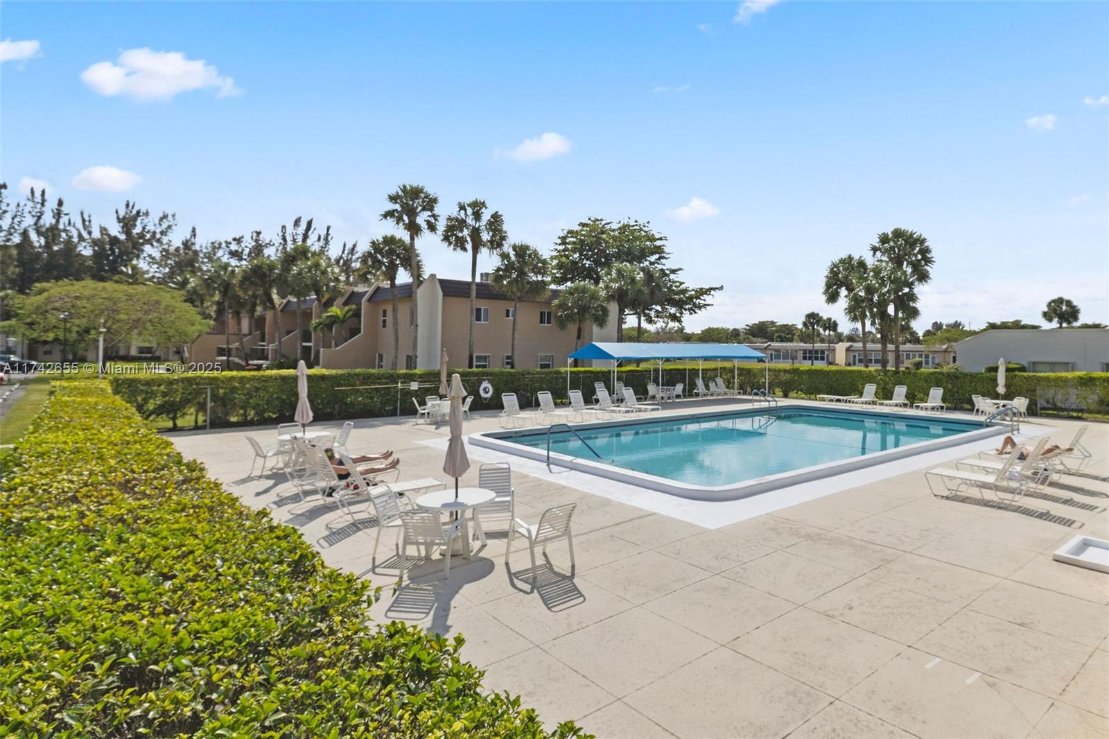GOLDEN LAKES VILLAGE COND - Residential