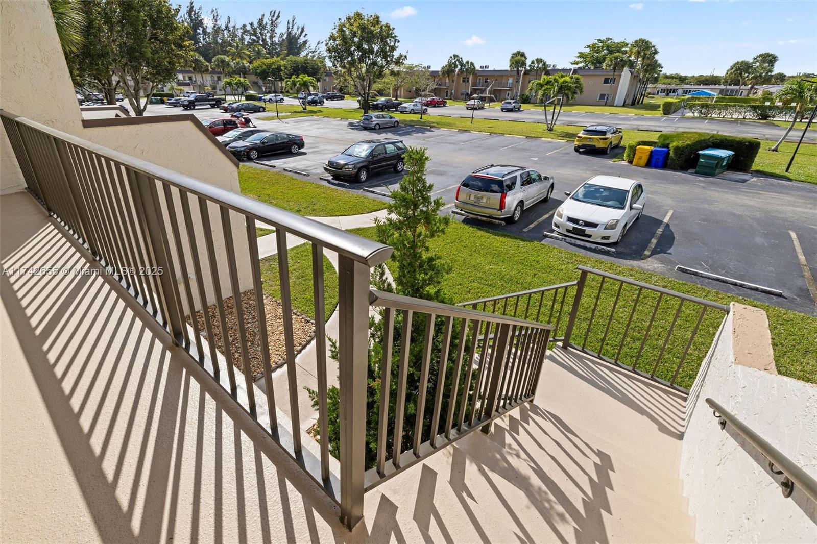 GOLDEN LAKES VILLAGE COND - Residential