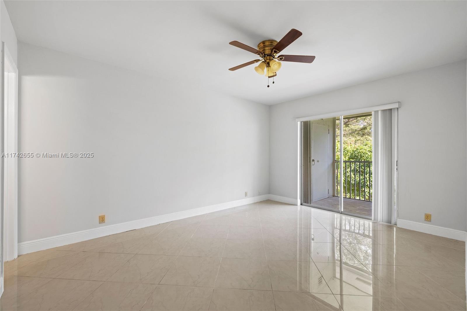 GOLDEN LAKES VILLAGE COND - Residential