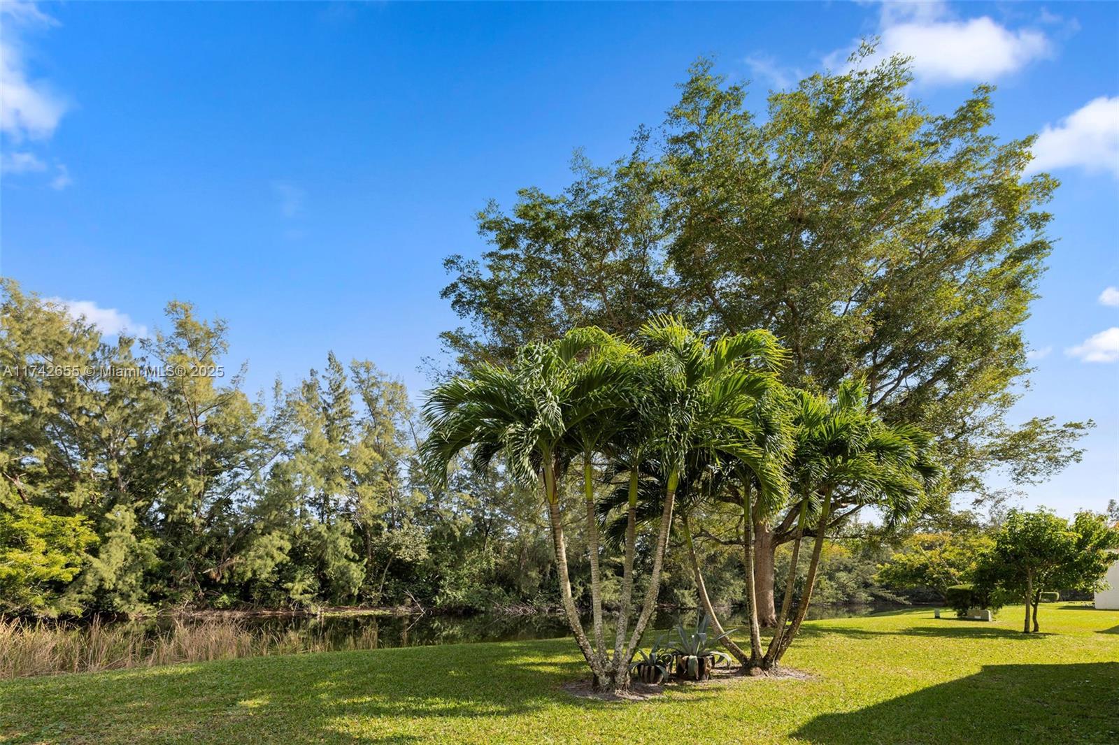 GOLDEN LAKES VILLAGE COND - Residential